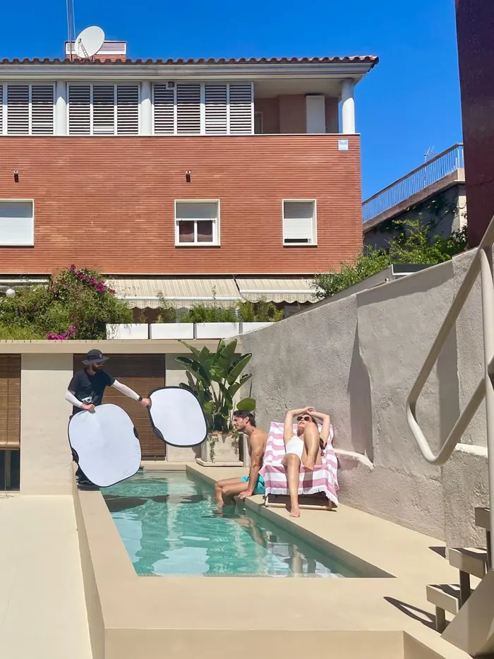 Sesión de fotos junto a la piscina en un espacio reservado a través de Kuarere