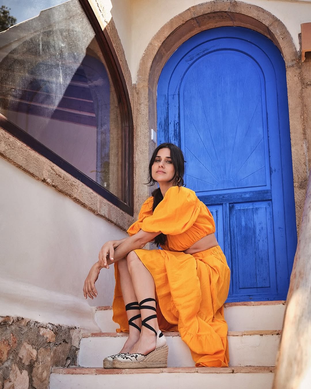 Modelo en escalera con puerta azul
