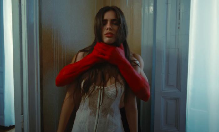 Rodaje musical con guantes rojos, estética cinematográfica